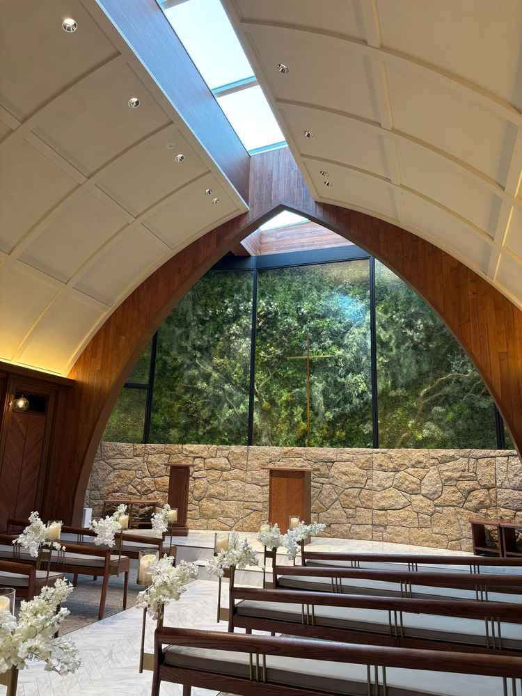 木を基調としたチャペル。天井からの陽光が明るい。