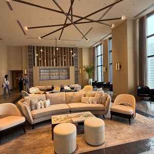 披露宴会場の待合室、ここでも乾杯できるらしい。