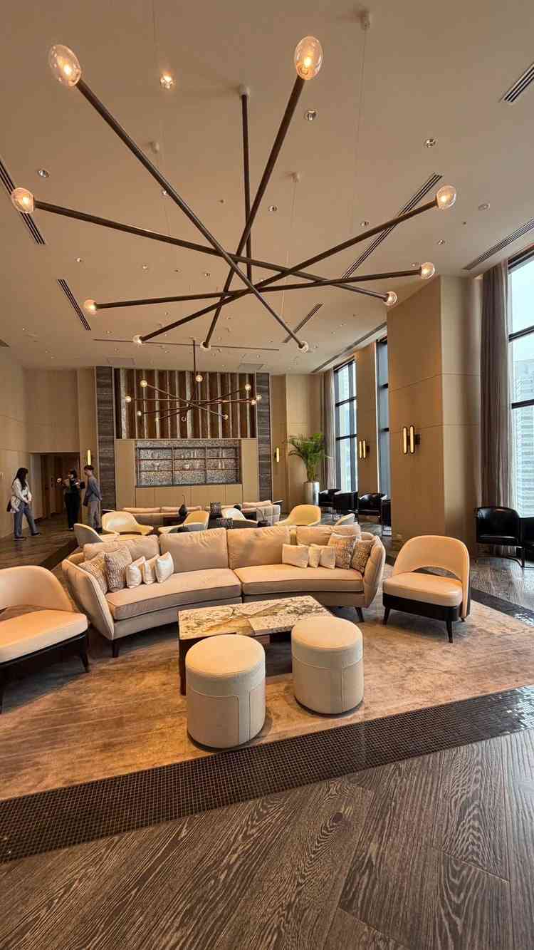 披露宴会場の待合室、ここでも乾杯できるらしい。