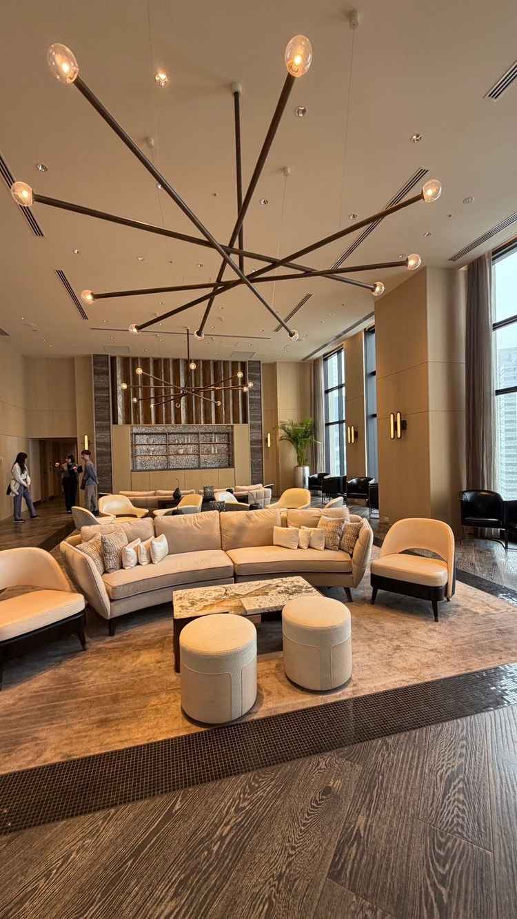 披露宴会場の待合室、ここでも乾杯できるらしい。