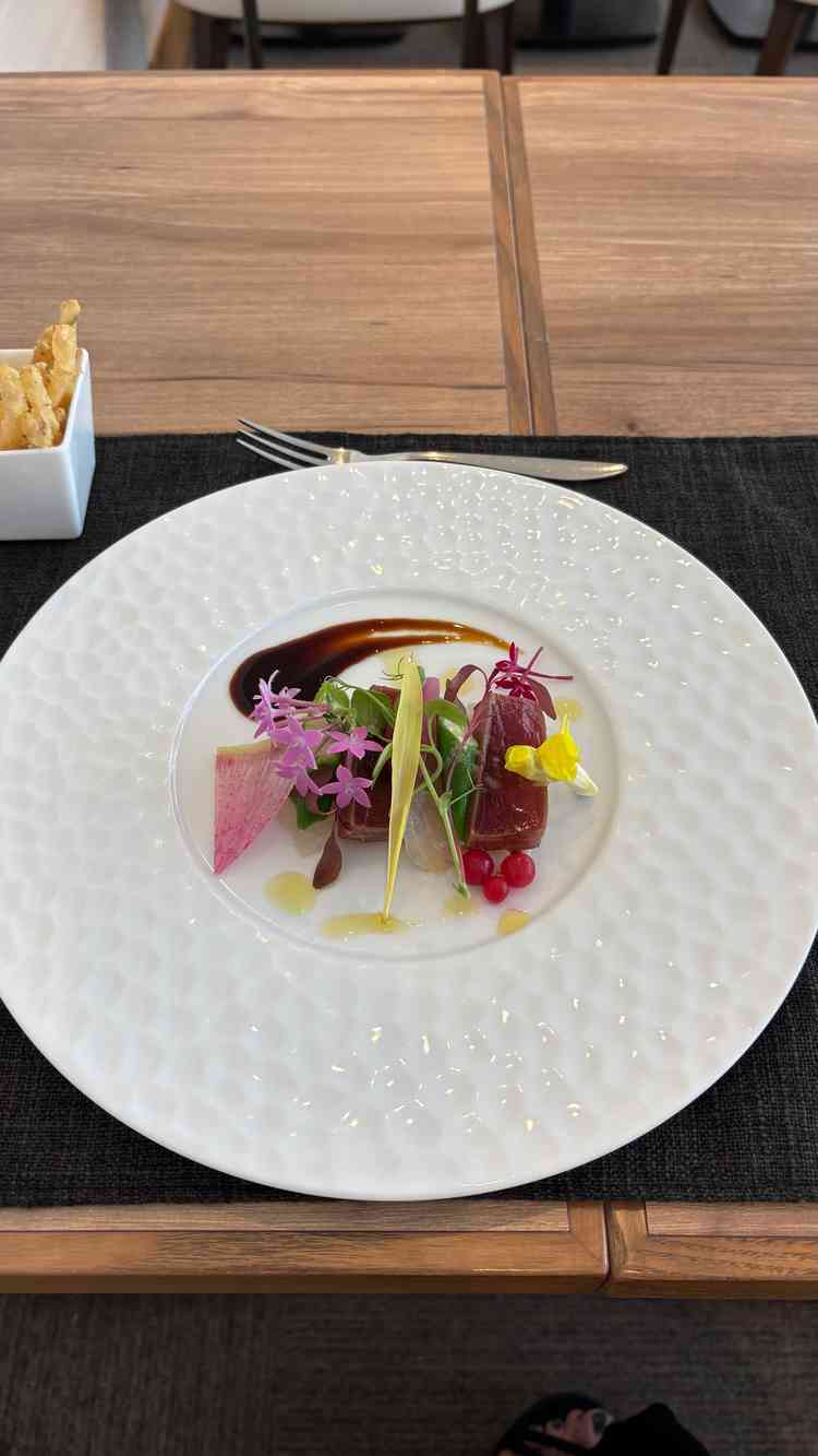 試食の前菜は食べられるお花が散りばめられていて可愛かったです。