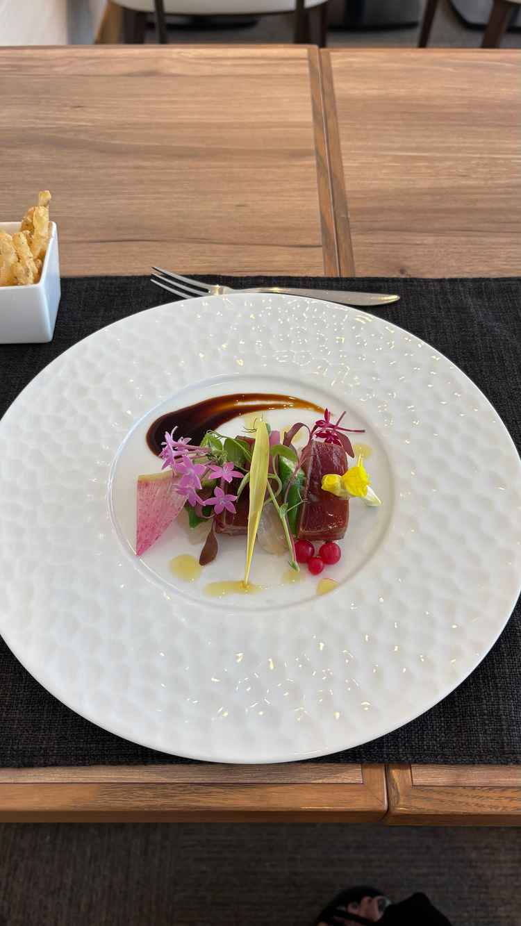 試食の前菜は食べられるお花が散りばめられていて可愛かったです。