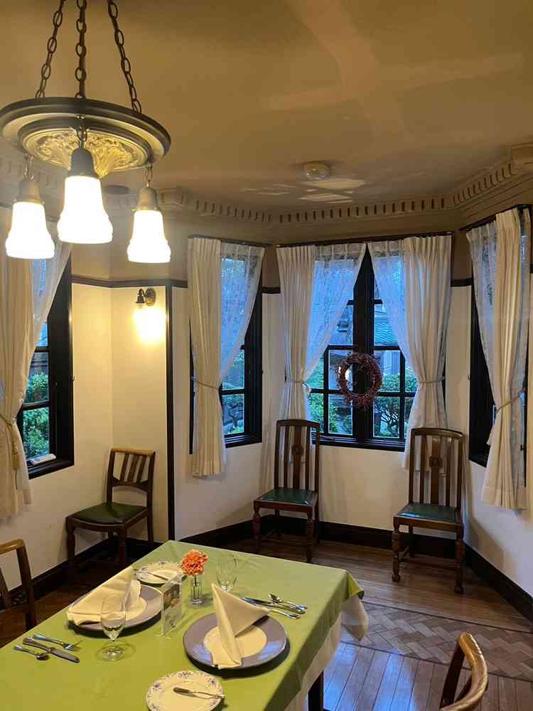 挙式が行われる場所で少人数の家族とより近くで行われる距離感でした。