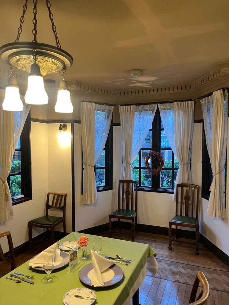 挙式が行われる場所で少人数の家族とより近くで行われる距離感でした。