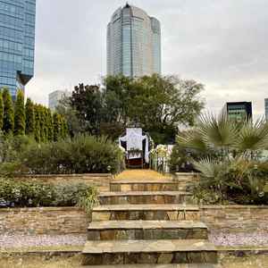 六本木ヒルズが一望できる屋外チャペルは本物の芝生で都内なのに自然を感じられます
