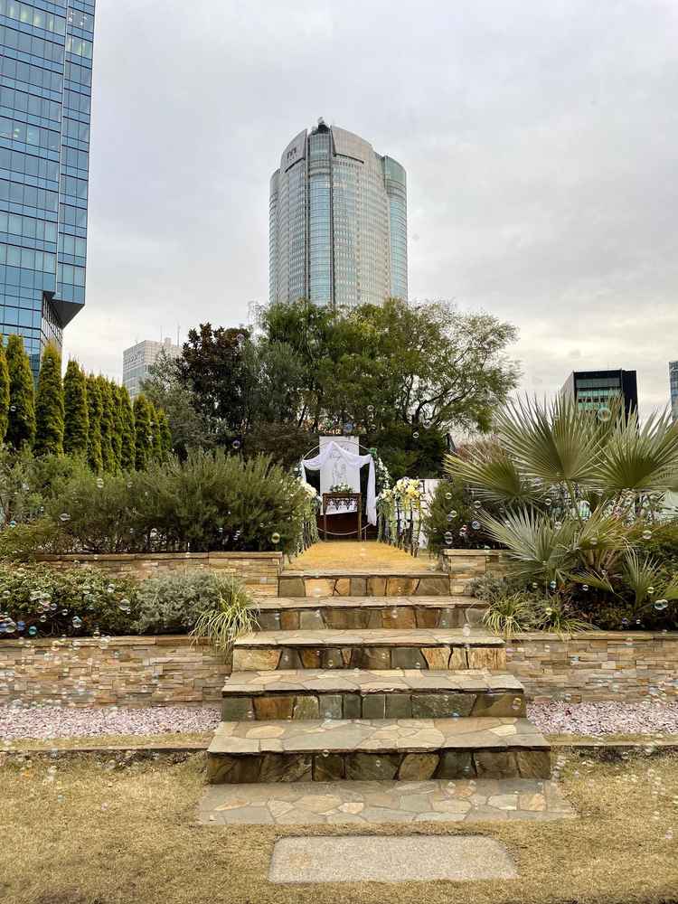 六本木ヒルズが一望できる屋外チャペルは本物の芝生で都内なのに自然を感じられます