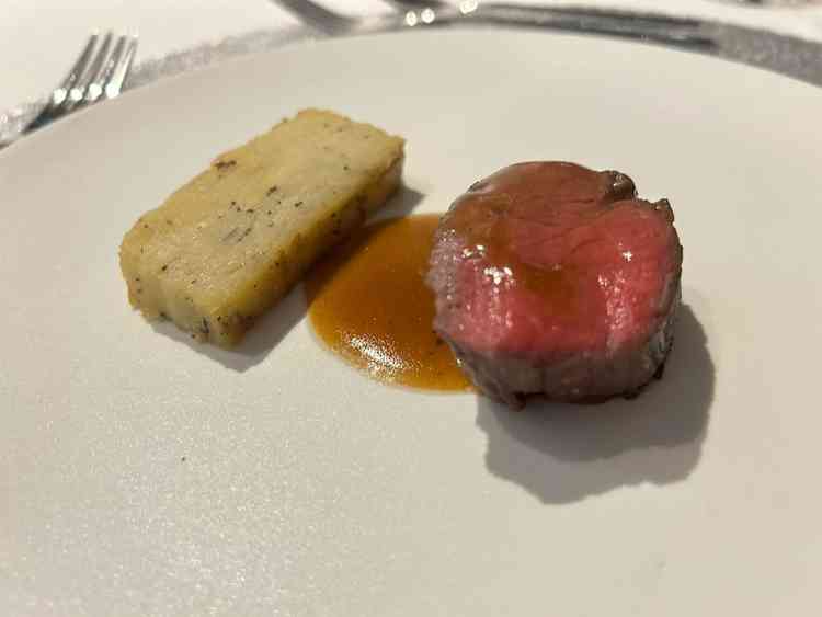 試食会のメインのお肉料理。素材の状態にこだわったお肉料理は最高でした。