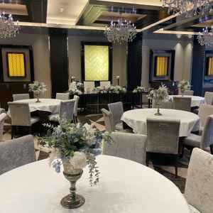 2フロア貸切のタイプの披露宴会場です。シンプルで落ち着いた雰囲気でした。