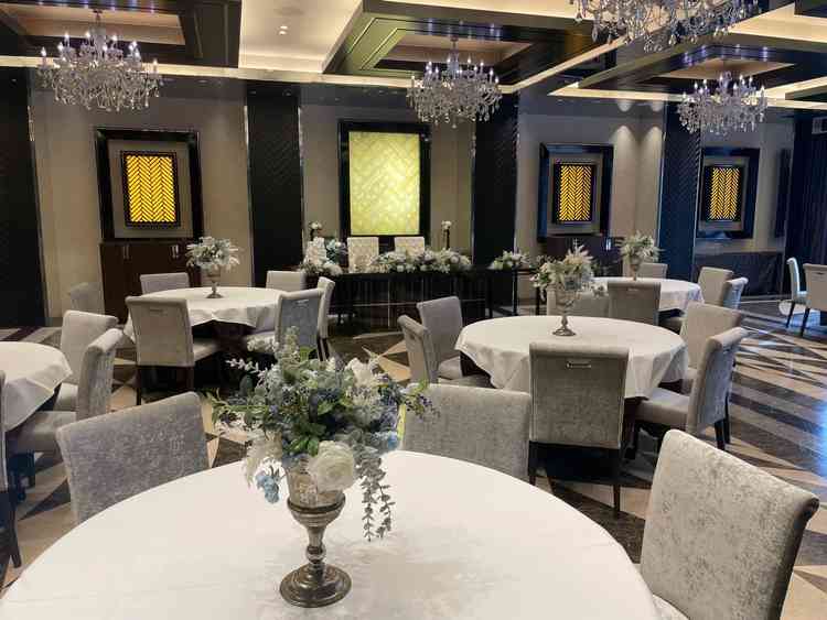 2フロア貸切のタイプの披露宴会場です。シンプルで落ち着いた雰囲気でした。