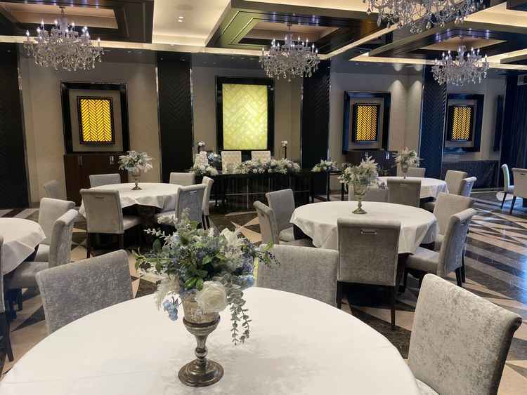 2フロア貸切のタイプの披露宴会場です。シンプルで落ち着いた雰囲気でした。