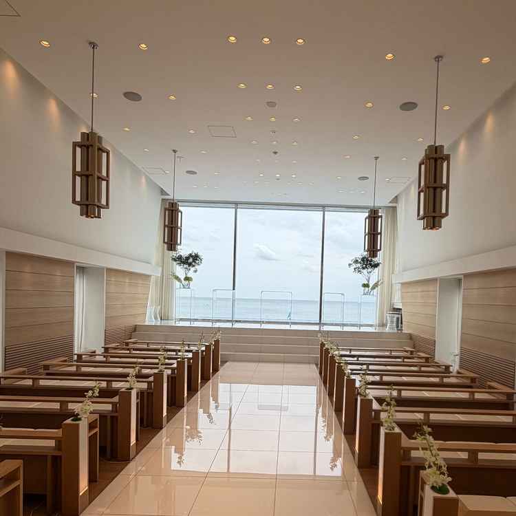 挙式会場です。目の前がオーシャンビューで綺麗でした。見学時は曇天でしたが自然光が明るか感じました。