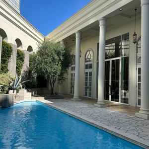 披露宴会場からすぐプールに出れる