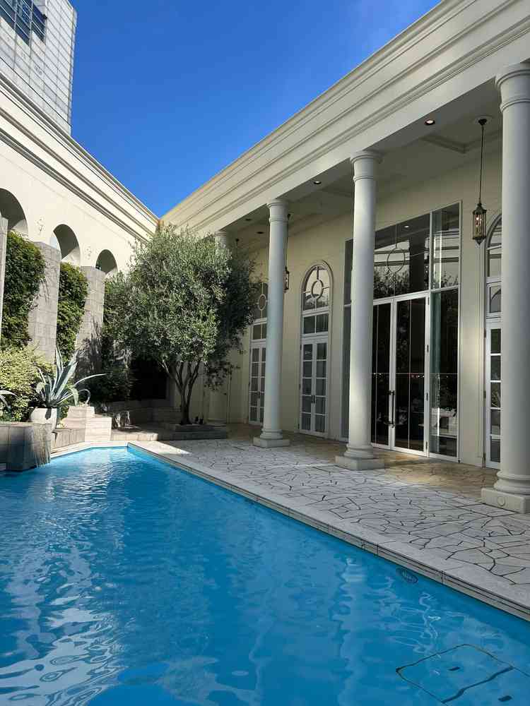 披露宴会場からすぐプールに出れる