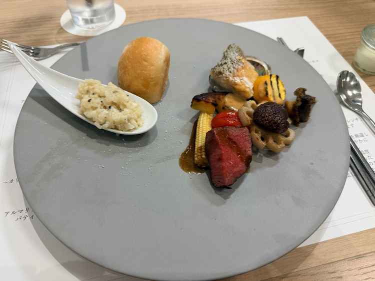 フィレ肉は美味しかったが、リゾットは味がなかった。お酒を飲む人が多いので味少し濃いめがよい