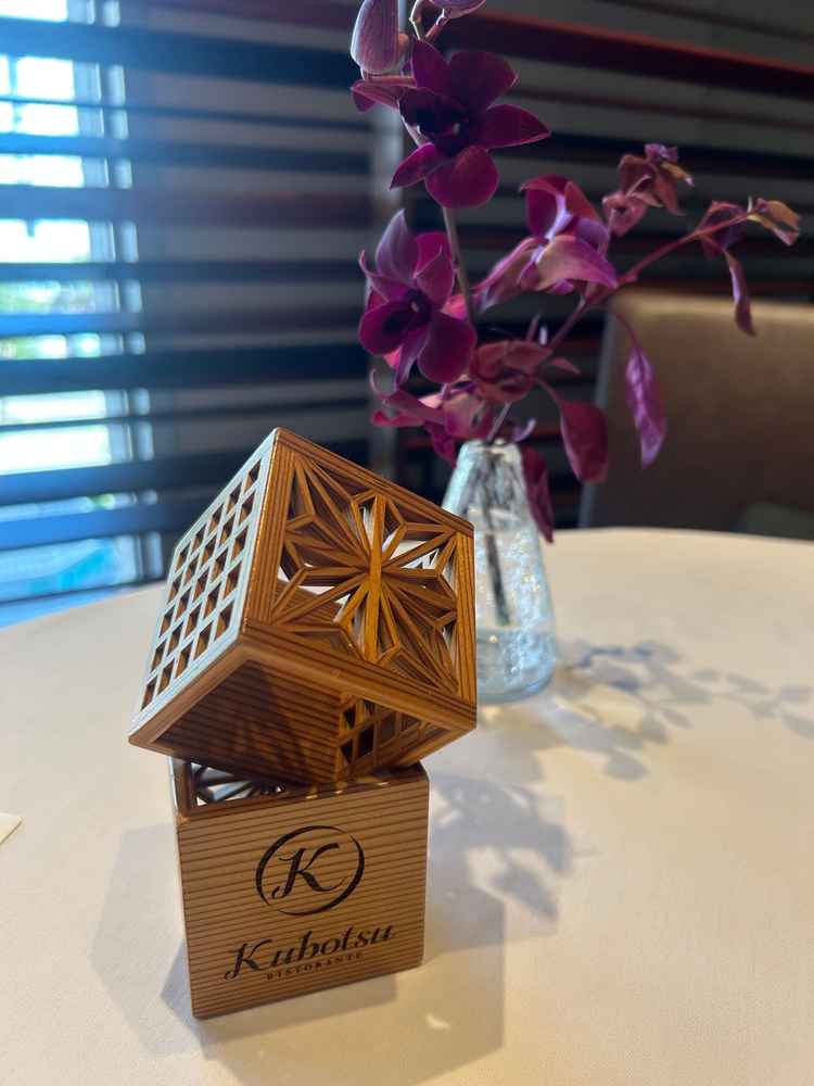 小物がブランド感もあり伝統的なものもありオシャレでした。ちなみにこれはナフキンの入れ物でした。