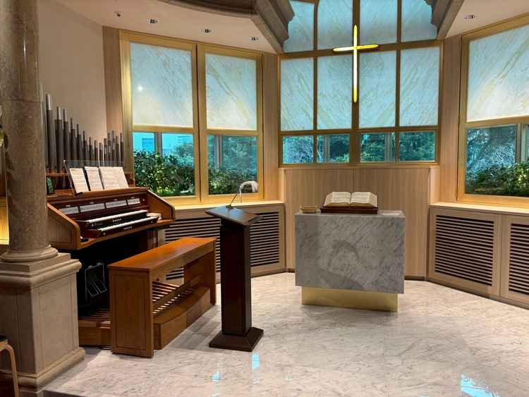 挙式会場。窓からの光が入るようです。