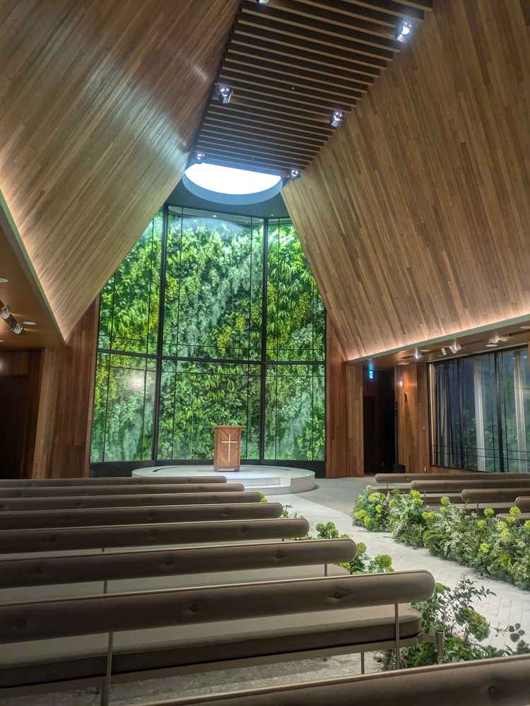 チャペルは明るくとても温もりを感じた。