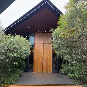 イメージの通り、緑が多くスタイリッシュなチャペルでした