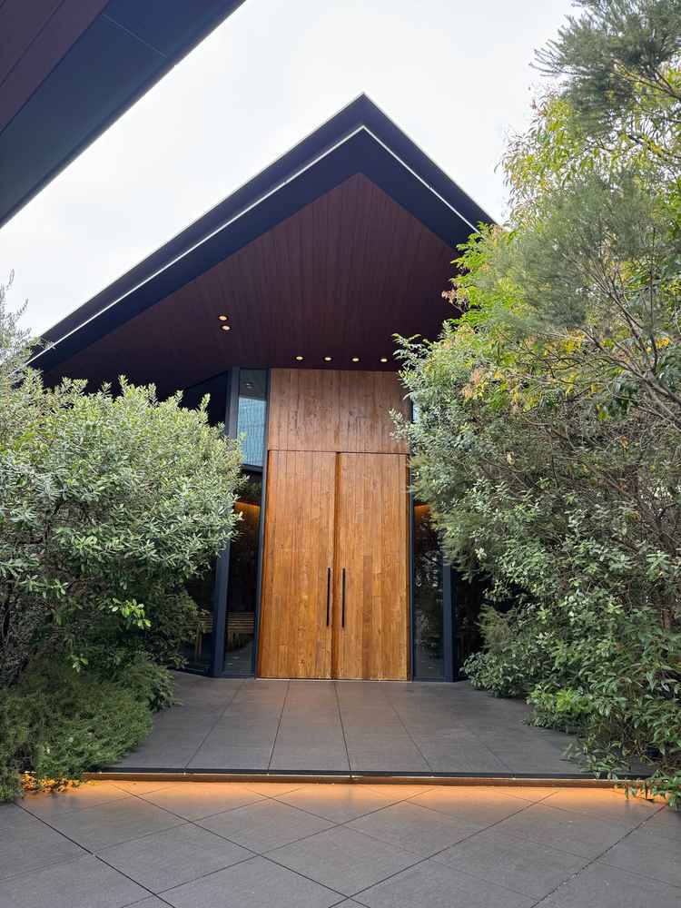 イメージの通り、緑が多くスタイリッシュなチャペルでした