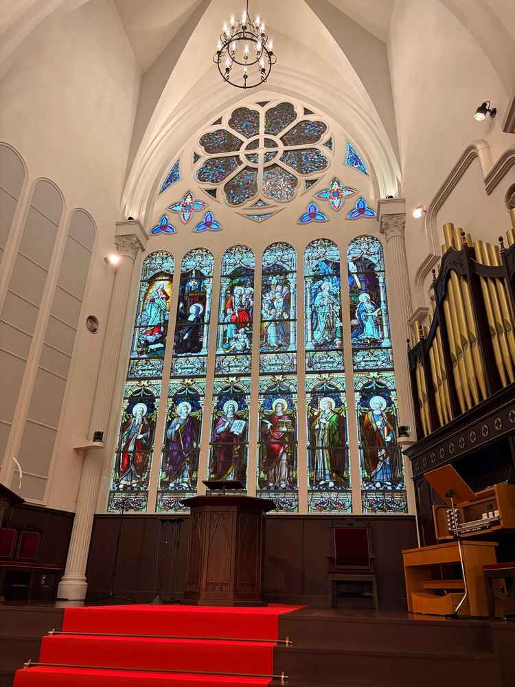 近くに来ると大きなステンドグラスにはやはり圧倒されました。