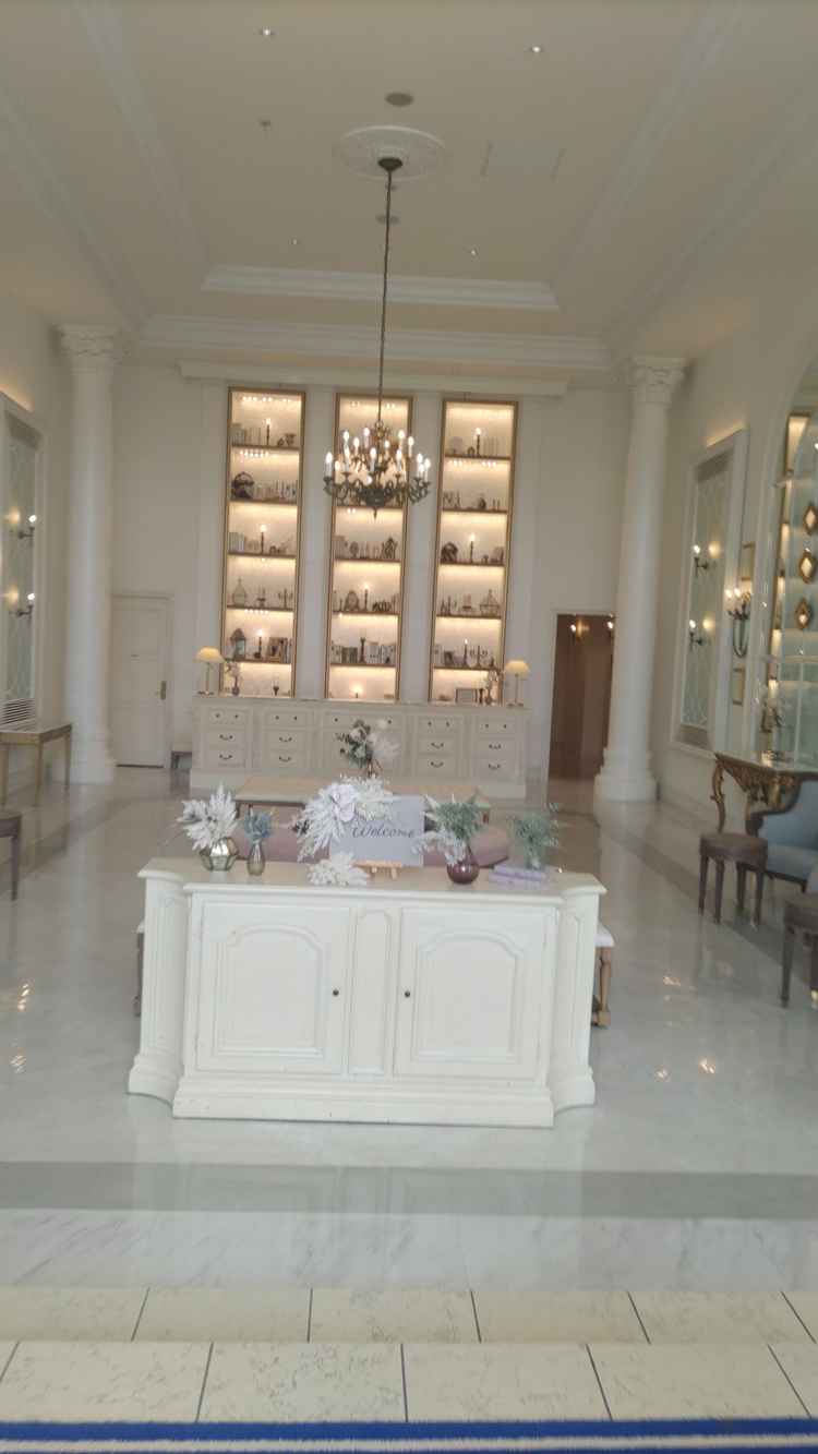 ロビーです。高さがあり開放感があります。