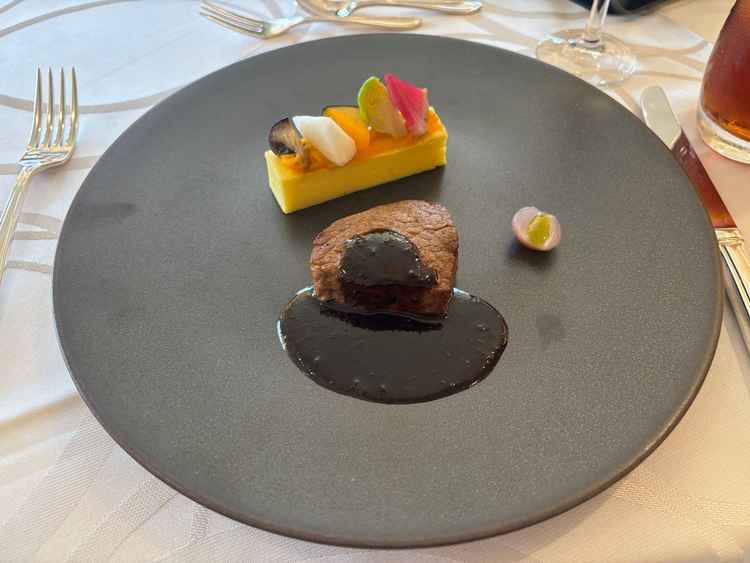 メインディッシュのヒレ肉。ナイフを入れる必要もないくらい、柔らかく上品な味でした。