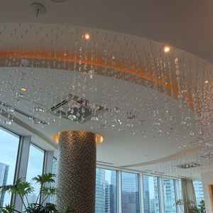 ウィズザベイという会場のシャンデリアがとてもオシャレです。