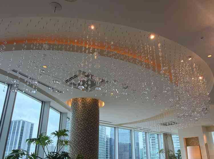 ウィズザベイという会場のシャンデリアがとてもオシャレです。