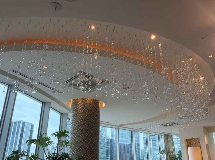 ウィズザベイという会場のシャンデリアがとてもオシャレです。