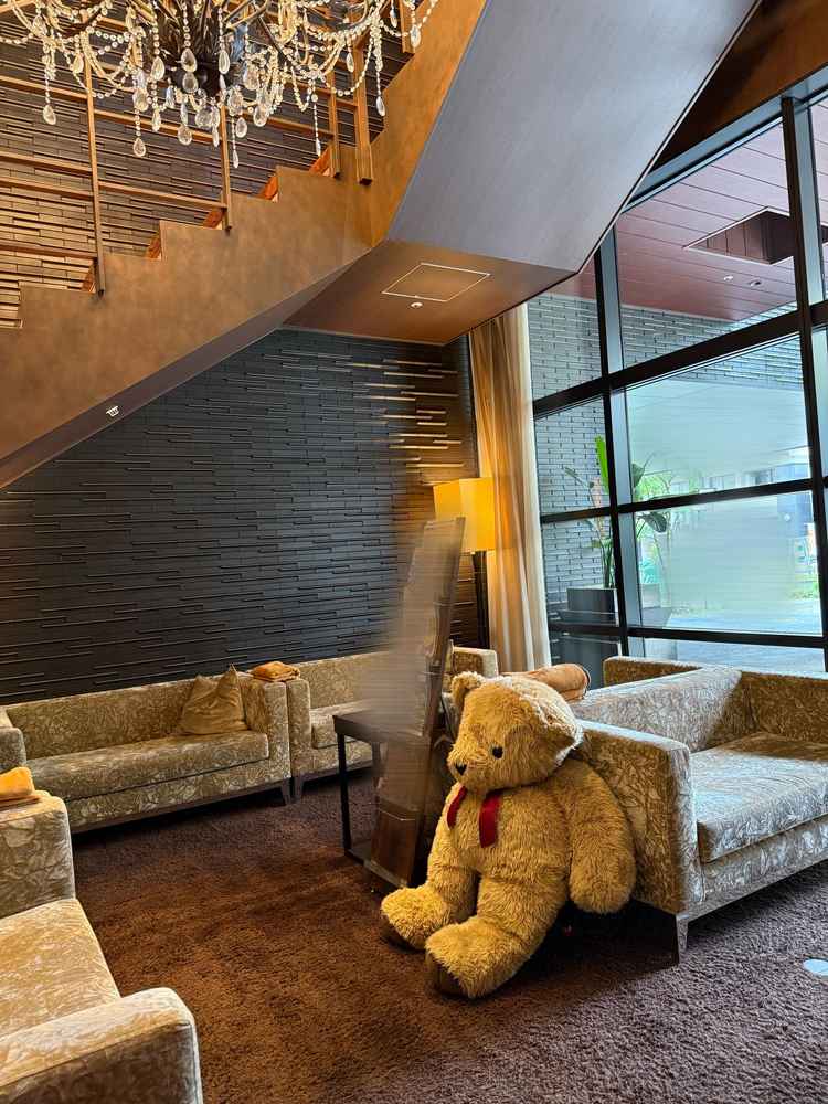 ゴージャスなソファーがあるロビー。