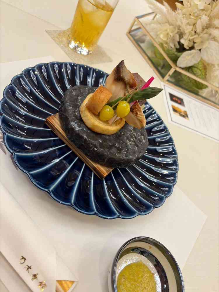 試食させていただいたお肉料理。石焼きということで、時間が経っても温かく、溶けるような柔らかさでした。