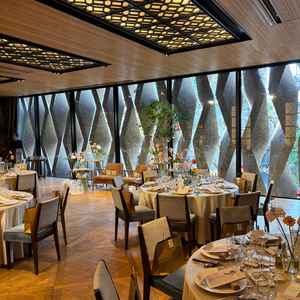 2階の披露宴会場。オープンキッチンがあって窓からの日光が開放的な雰囲気。