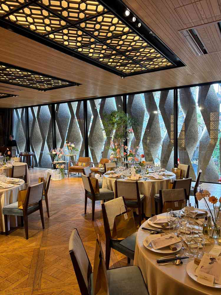 2階の披露宴会場。オープンキッチンがあって窓からの日光が開放的な雰囲気。