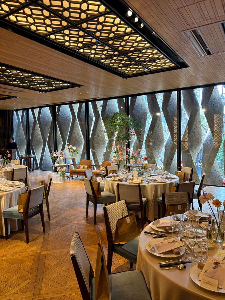 2階の披露宴会場。オープンキッチンがあって窓からの日光が開放的な雰囲気。