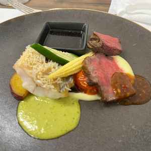 メイン。ソース・タレの種類が様々あり、お魚お肉ともに美味しかった