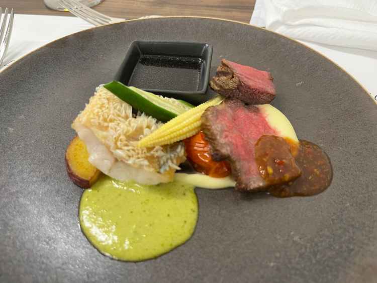 メイン。ソース・タレの種類が様々あり、お魚お肉ともに美味しかった