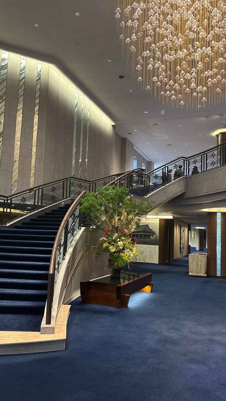 ロビーの写真です。会場について、1番最初に目に入る景色で感動しました。