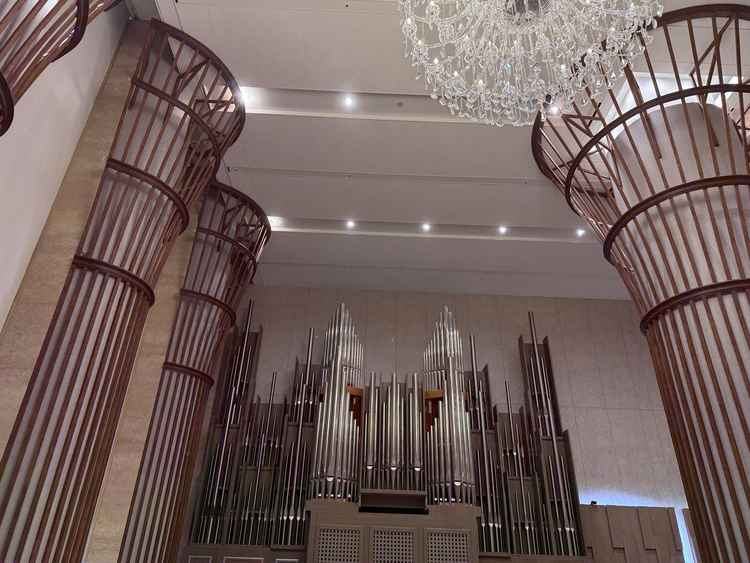 式場正面の世界に1つしかないパイプオルガン。イタリアの職人が空間に合わせ1から全てを設計したものです