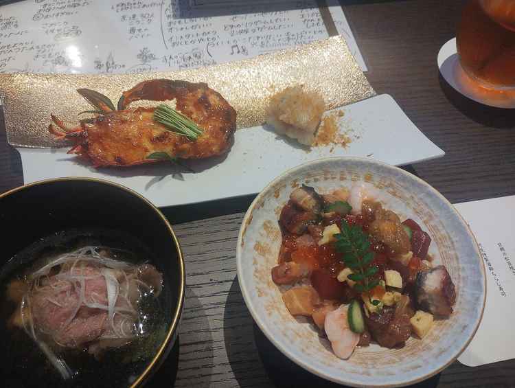 和牛焼き胡麻豆腐、イセエビ雲丹味噌焼き、甘鯛の松笠焼き、海鮮ちらし寿司