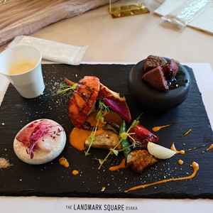 試食会のワンプレート。伊勢海老、ステーキ、はまちのカルパッチョ、スープ、付け合わせの野菜10種。