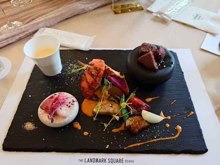 試食会のワンプレート。伊勢海老、ステーキ、はまちのカルパッチョ、スープ、付け合わせの野菜10種。