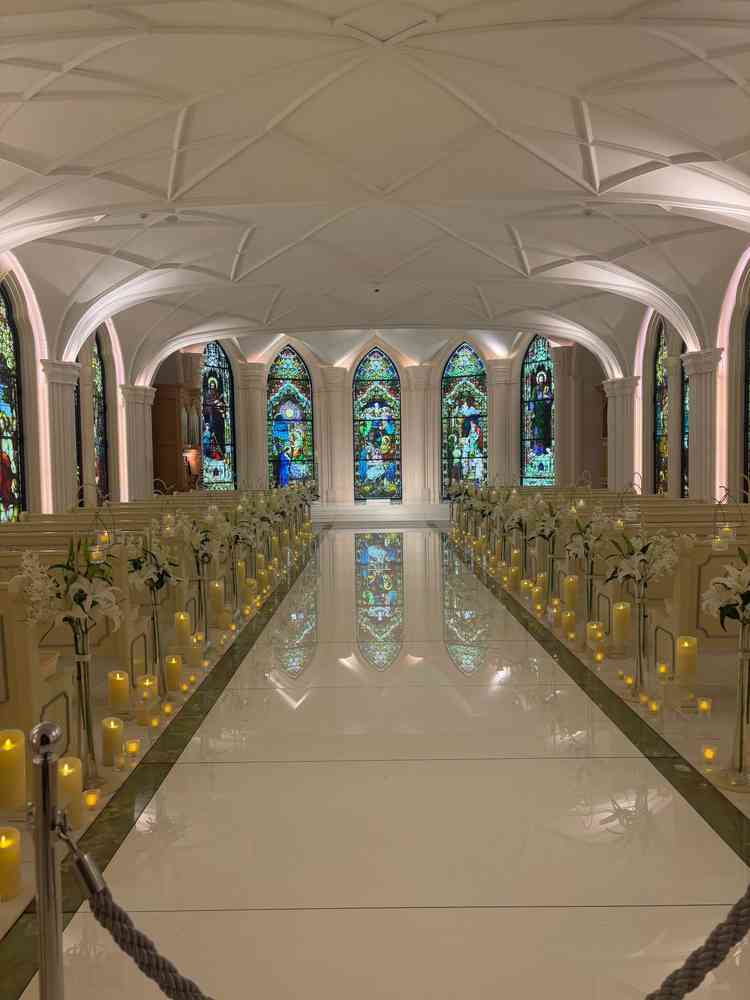 バージンロードが広くてチャペル全体も広く感じました。