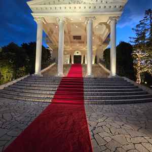 式場の一番映える入り口。ここでフラワーシャワーが叶います。