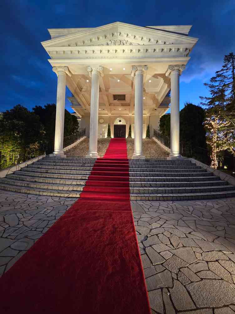 式場の一番映える入り口。ここでフラワーシャワーが叶います。