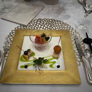 試食①（前菜の盛り合わせ）。トリュフやキャビアが入った贅沢な前菜でした。