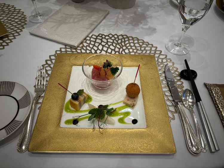 試食①（前菜の盛り合わせ）。トリュフやキャビアが入った贅沢な前菜でした。