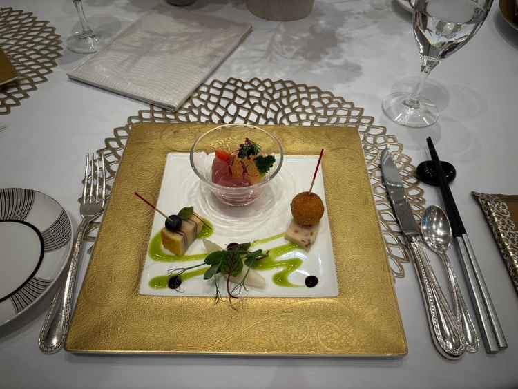 試食①（前菜の盛り合わせ）。トリュフやキャビアが入った贅沢な前菜でした。