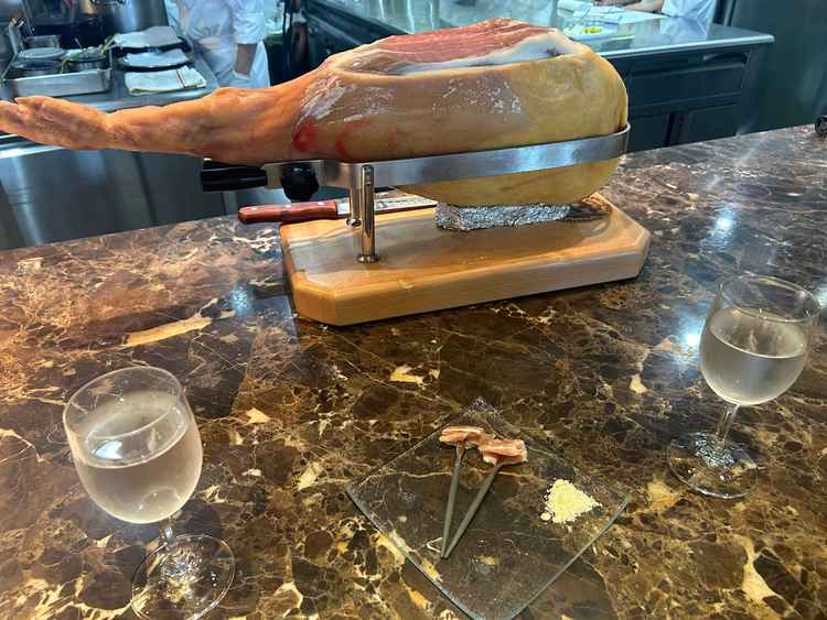披露宴会場の横オープンキッチンの写真。切りたての生ハムとチーズの試食が美味しかったです。