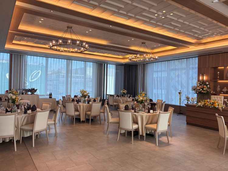 披露宴会場。テーブルコーディネートやフラワーコーディネートもかなり素敵。夜も素敵そうだなと感じた