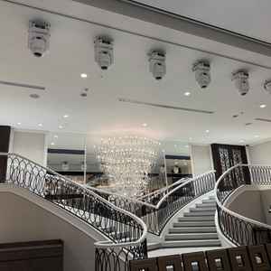 披露宴会場は大きなシャンデリア、階段が魅力的で広く感じた。プロジェクションマッピングの演出もいい